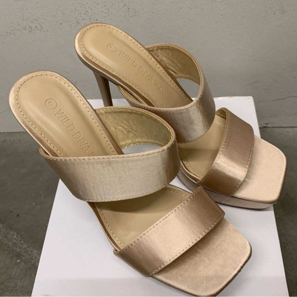 Wild Diva Champagne Satin Platform Heels slip on size 7 new with box
